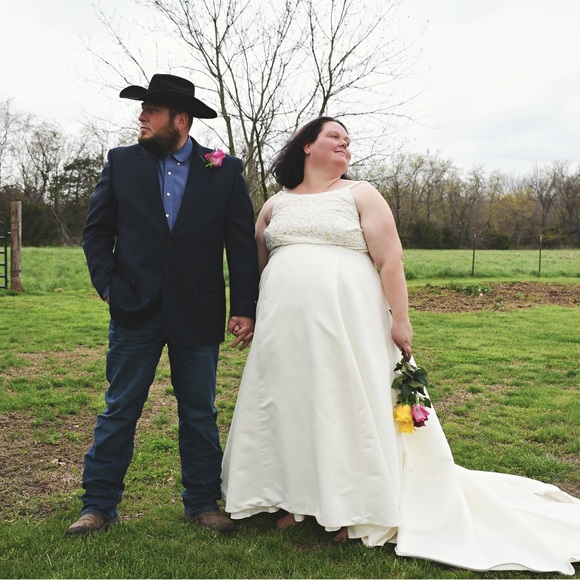 Wedding dress (off white) with long train - Picture 4 of 4